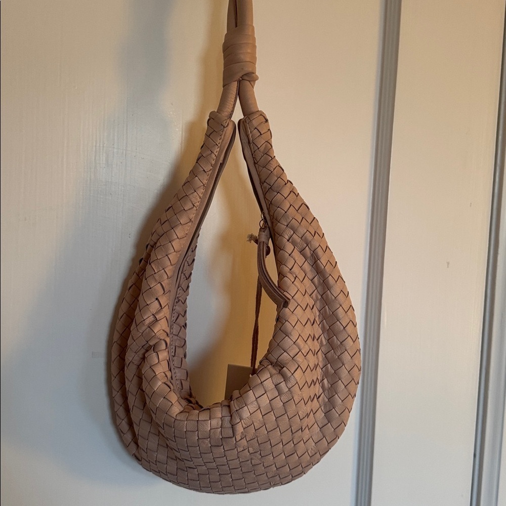 NWT Cleobella Woven 100% Leather Handbag Clutch Hobo Slouchy in Blush - Picture 3 of 9